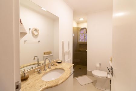 Casa à venda com 230m², 3 quartos e 2 vagasBanheiro