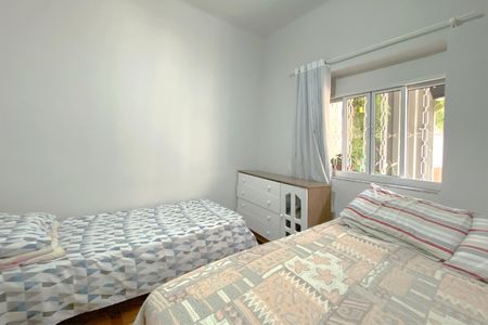 Casa à venda com 326m², 8 quartos e 2 vagas Casa à venda com 326m², 8 quartos e 2 vagasQuarto 2