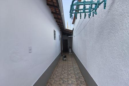 Casa para alugar com 256m², 3 quartos e 3 vagasCorredor lateral 