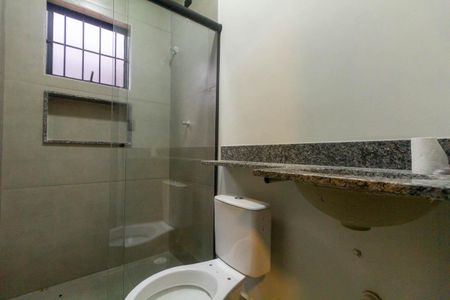 Banheiro Social de casa para alugar com 1 quarto, 30m² em Vila Buenos Aires, São Paulo