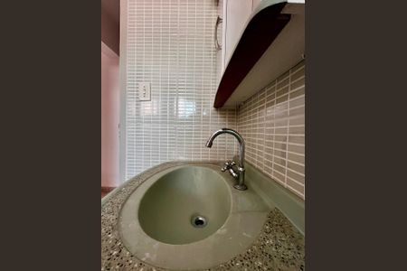 Banheiro de apartamento à venda com 1 quarto, 48m² em Centro, Campinas