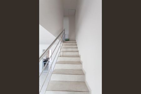 Casa à venda com 140m², 2 quartos e 2 vagas Casa à venda com 140m², 2 quartos e 2 vagasEscada