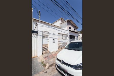 Casa à venda com 140m², 2 quartos e 2 vagas Casa à venda com 140m², 2 quartos e 2 vagasFachada