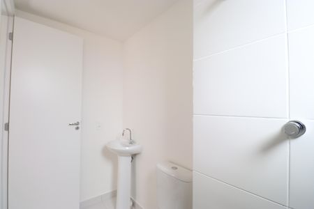 Banheiro de apartamento para alugar com 1 quarto, 28m² em Parque Industrial Tomas Edson, São Paulo