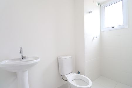 Banheiro de apartamento para alugar com 1 quarto, 28m² em Parque Industrial Tomas Edson, São Paulo