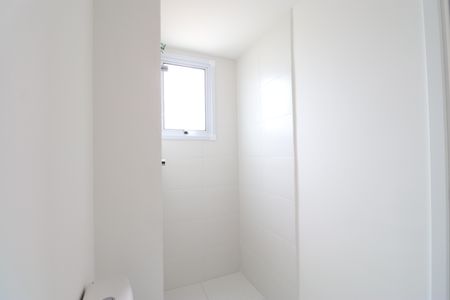 Banheiro de apartamento para alugar com 1 quarto, 28m² em Parque Industrial Tomas Edson, São Paulo