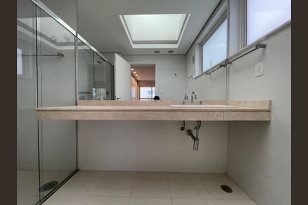 Casa de condomínio à venda com 872m², 6 quartos e 6 vagasBanheiro da Suíte 1
