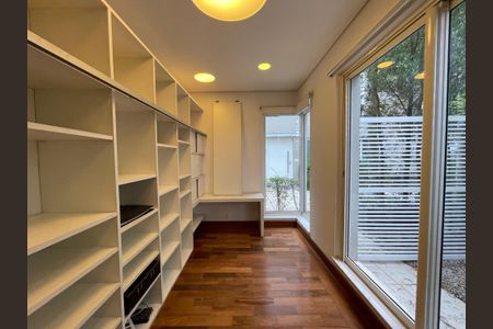 Casa de condomínio à venda com 872m², 6 quartos e 6 vagasEscritório