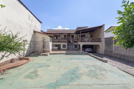 Casa à venda com 180m², 3 quartos e 4 vagas Casa à venda com 180m², 3 quartos e 4 vagasQuintal