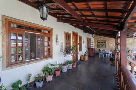 Casa à venda com 180m², 3 quartos e 4 vagas Casa à venda com 180m², 3 quartos e 4 vagasVaranda