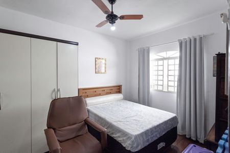 Casa à venda com 180m², 3 quartos e 4 vagas Casa à venda com 180m², 3 quartos e 4 vagasQuarto 2