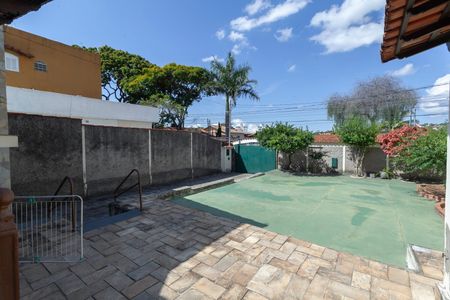 Casa à venda com 180m², 3 quartos e 4 vagas Casa à venda com 180m², 3 quartos e 4 vagasQuintal