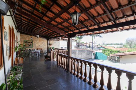 Casa à venda com 180m², 3 quartos e 4 vagas Casa à venda com 180m², 3 quartos e 4 vagasVaranda