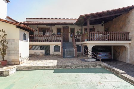Casa à venda com 180m², 3 quartos e 4 vagas Casa à venda com 180m², 3 quartos e 4 vagasFachada