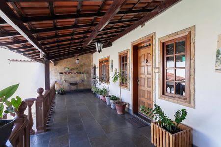 Casa à venda com 180m², 3 quartos e 4 vagas Casa à venda com 180m², 3 quartos e 4 vagasVaranda