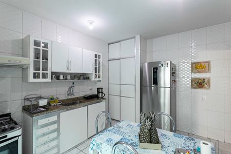 Casa à venda com 180m², 3 quartos e 4 vagas Casa à venda com 180m², 3 quartos e 4 vagasCozinha