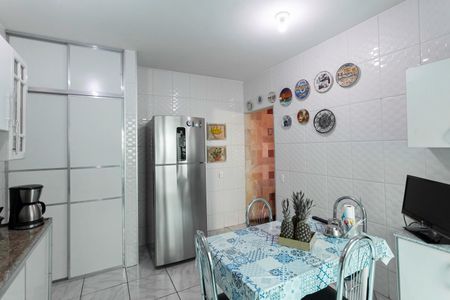 Casa à venda com 180m², 3 quartos e 4 vagas Casa à venda com 180m², 3 quartos e 4 vagasCozinha