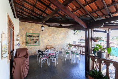 Casa à venda com 180m², 3 quartos e 4 vagas Casa à venda com 180m², 3 quartos e 4 vagasVaranda