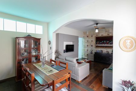 Casa à venda com 180m², 3 quartos e 4 vagas Casa à venda com 180m², 3 quartos e 4 vagasSala 2