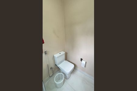 Casa à venda com 230m², 3 quartos e 5 vagasBanheiro da Suíte 2