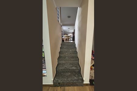 Casa à venda com 230m², 3 quartos e 5 vagasEscada