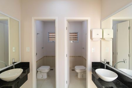 Casa à venda com 264m², 4 quartos e 1 vagaBanheiros 