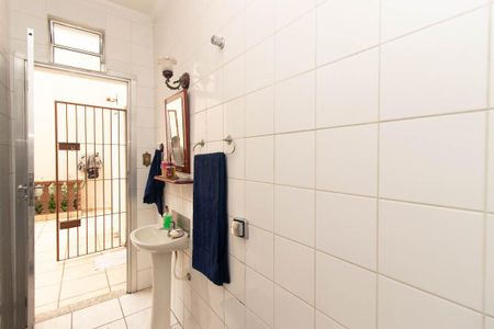 Casa para alugar com 244m², 4 quartos e 5 vagasBanheiro de Serviço