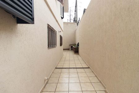 Casa para alugar com 244m², 4 quartos e 5 vagasCorredor externo