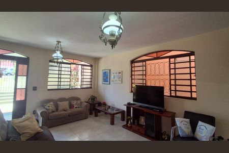 Foto 43 de casa à venda com 7 quartos, 305m² em Castelo, Belo Horizonte