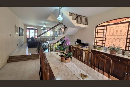 Foto 13 de casa à venda com 7 quartos, 305m² em Castelo, Belo Horizonte