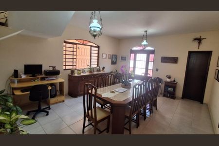 Casa à venda com 305m², 7 quartos e 4 vagasFoto 02