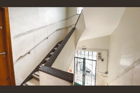 Apartamento para alugar com 53m², 2 quartos e sem vaga Apartamento para alugar com 53m², 2 quartos e sem vagaEscada