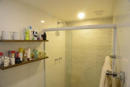 Apartamento à venda com 74m², 2 quartos e 2 vagasBanheiro da Suíte