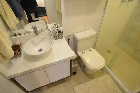 Apartamento à venda com 74m², 2 quartos e 2 vagasBanheiro da Suíte