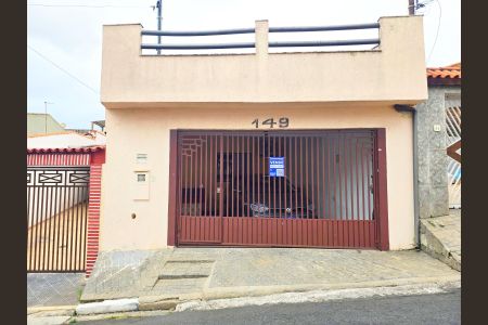 Casa à venda com 120m², 2 quartos e 2 vagas Casa à venda com 120m², 2 quartos e 2 vagasFachada