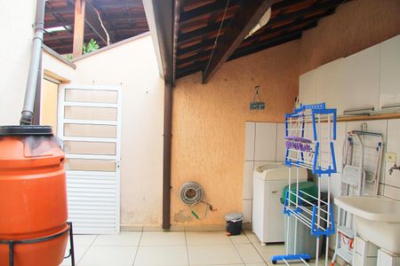 Casa à venda com 120m², 2 quartos e 2 vagasÁrea de Serviço