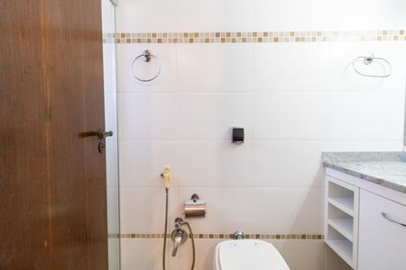 Casa de condomínio à venda com 504m², 4 quartos e 8 vagas Casa de condomínio à venda com 504m², 4 quartos e 8 vagasBanheiro da Suíte 1