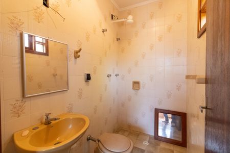 Casa de condomínio à venda com 504m², 4 quartos e 8 vagas Casa de condomínio à venda com 504m², 4 quartos e 8 vagasBanheiro de serviço