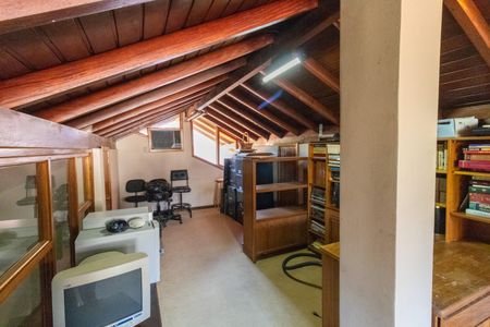 Casa de condomínio à venda com 504m², 4 quartos e 8 vagas Casa de condomínio à venda com 504m², 4 quartos e 8 vagasSotão