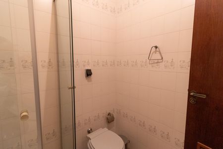 Casa de condomínio à venda com 504m², 4 quartos e 8 vagas Casa de condomínio à venda com 504m², 4 quartos e 8 vagasBanheiro da Suíte 4