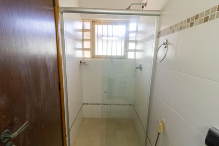 Casa de condomínio à venda com 504m², 4 quartos e 8 vagas Casa de condomínio à venda com 504m², 4 quartos e 8 vagasBanheiro da Suíte 1