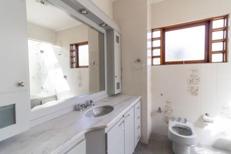 Casa de condomínio à venda com 504m², 4 quartos e 8 vagas Casa de condomínio à venda com 504m², 4 quartos e 8 vagasBanheiro da Suíte 3