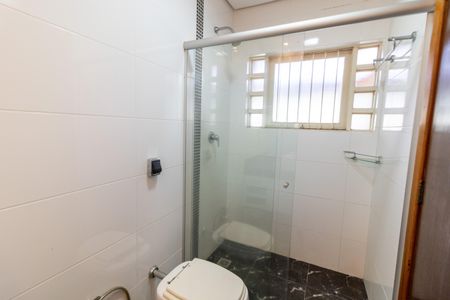 Casa de condomínio à venda com 504m², 4 quartos e 8 vagas Casa de condomínio à venda com 504m², 4 quartos e 8 vagasBanheiro da Suíte 2