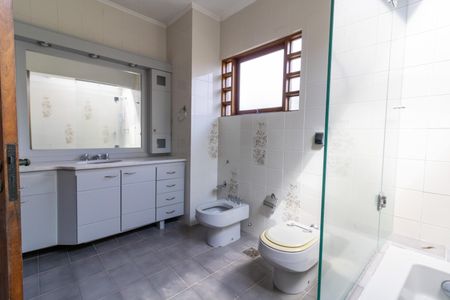 Casa de condomínio à venda com 504m², 4 quartos e 8 vagas Casa de condomínio à venda com 504m², 4 quartos e 8 vagasBanheiro da Suíte 3