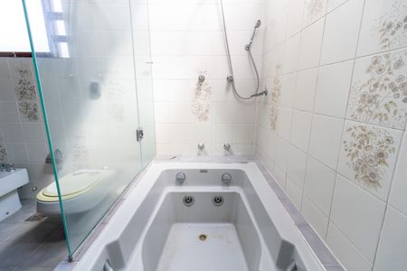 Casa de condomínio à venda com 504m², 4 quartos e 8 vagas Casa de condomínio à venda com 504m², 4 quartos e 8 vagasBanheiro da Suíte 3