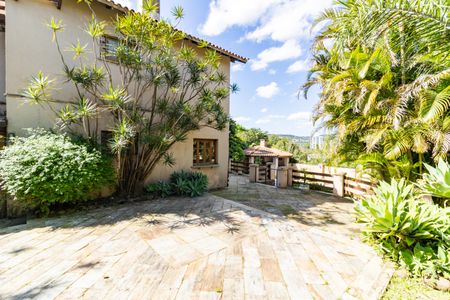 Casa de condomínio à venda com 504m², 4 quartos e 8 vagas Casa de condomínio à venda com 504m², 4 quartos e 8 vagasQuintal