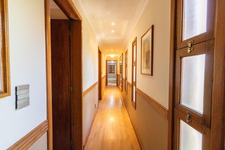 Casa de condomínio à venda com 504m², 4 quartos e 8 vagas Casa de condomínio à venda com 504m², 4 quartos e 8 vagasCorredor