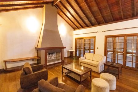 Casa de condomínio à venda com 504m², 4 quartos e 8 vagas Casa de condomínio à venda com 504m², 4 quartos e 8 vagasSala