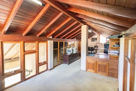 Casa de condomínio à venda com 504m², 4 quartos e 8 vagas Casa de condomínio à venda com 504m², 4 quartos e 8 vagasSotão