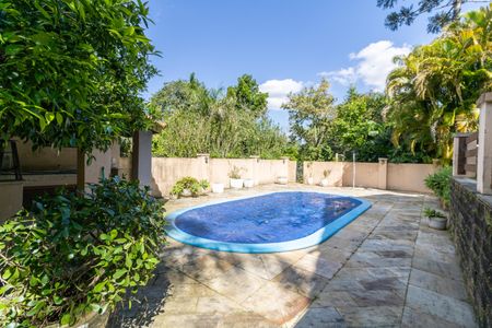 Casa de condomínio à venda com 504m², 4 quartos e 8 vagas Casa de condomínio à venda com 504m², 4 quartos e 8 vagasQuintal